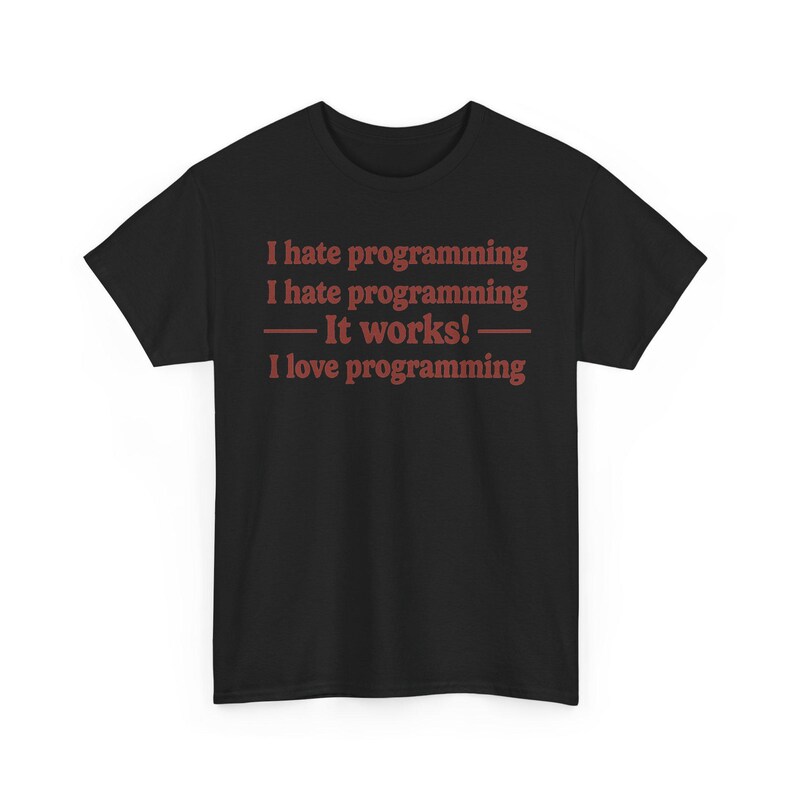 K&ouml;nnte beinhalten: Ein schwarzes kurz&auml;rmeliges T-Shirt mit rotem Text, der lautet: I hate programming, I hate programming, &mdash; It works! &mdash;, I love programming. Das T-Shirt hat einen Rundhalsausschnitt und eine Standardpassform, wobei der Text mittig auf der Brust steht.