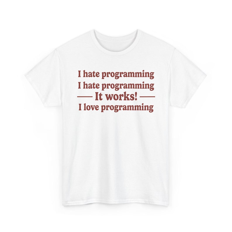 K&ouml;nnte beinhalten: Ein wei&szlig;es kurz&auml;rmeliges T-Shirt mit dunkelrotem Text in der Mitte der Brust, der lautet: I hate programming, I hate programming, It works!, I love programming. Das T-Shirt hat einen Rundhalsausschnitt und eine Standardpassform mit kurzen &Auml;rmeln.