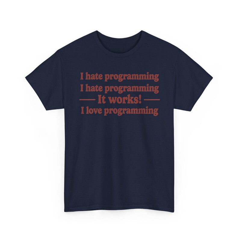 K&ouml;nnte beinhalten: Ein dunkelblaues T-Shirt mit kurzen &Auml;rmeln und rotem Text, der lautet: I hate programming, I hate programming, &mdash; It works! &mdash;, I love programming. Das T-Shirt hat einen Rundhalsausschnitt und eine Standardpassform mit mittigem Text auf der Brust.