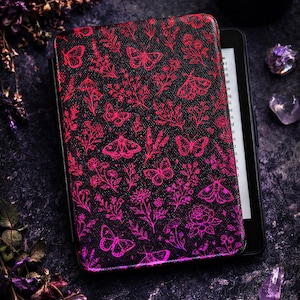 Puede incluir: Una taza de cerámica blanca con asa negra y el texto "But First, Coffee" en negrita negra. La taza se encuentra sobre un fondo borroso, sugiriendo un ambiente acogedor.