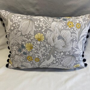 40 cm x 30 cm 16 x 12 po. Housse de coussin fleur jaune grise avec pompons gris.