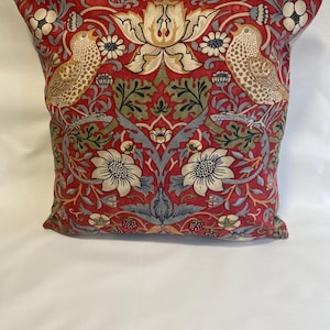 Voleur de fraises William Morris rouge, fleur, oiseau 40 cm x 40 cm Housse de coussin 16 pouces.