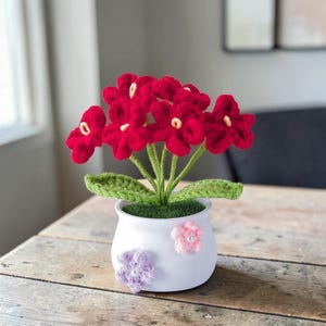 Mini Crochet Tulip Flower Pot Handmade Knitted Artificial Plant, Cute Yarn Flower Decor, Potted Home Decoration, Desk Table Decor