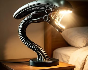 Xenomorph Schreibtischlampe | Horrorfilm inspirierte LED-Nachtlicht, einzigartiges Gothic Dekor, Sci-Fi Geschenk für Geeks, handgemachte Harz Tischlampe