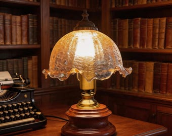 Vintage Tischlampe aus rissigem Glas, viktorianischer Stil, warmes Licht, Holzsockel