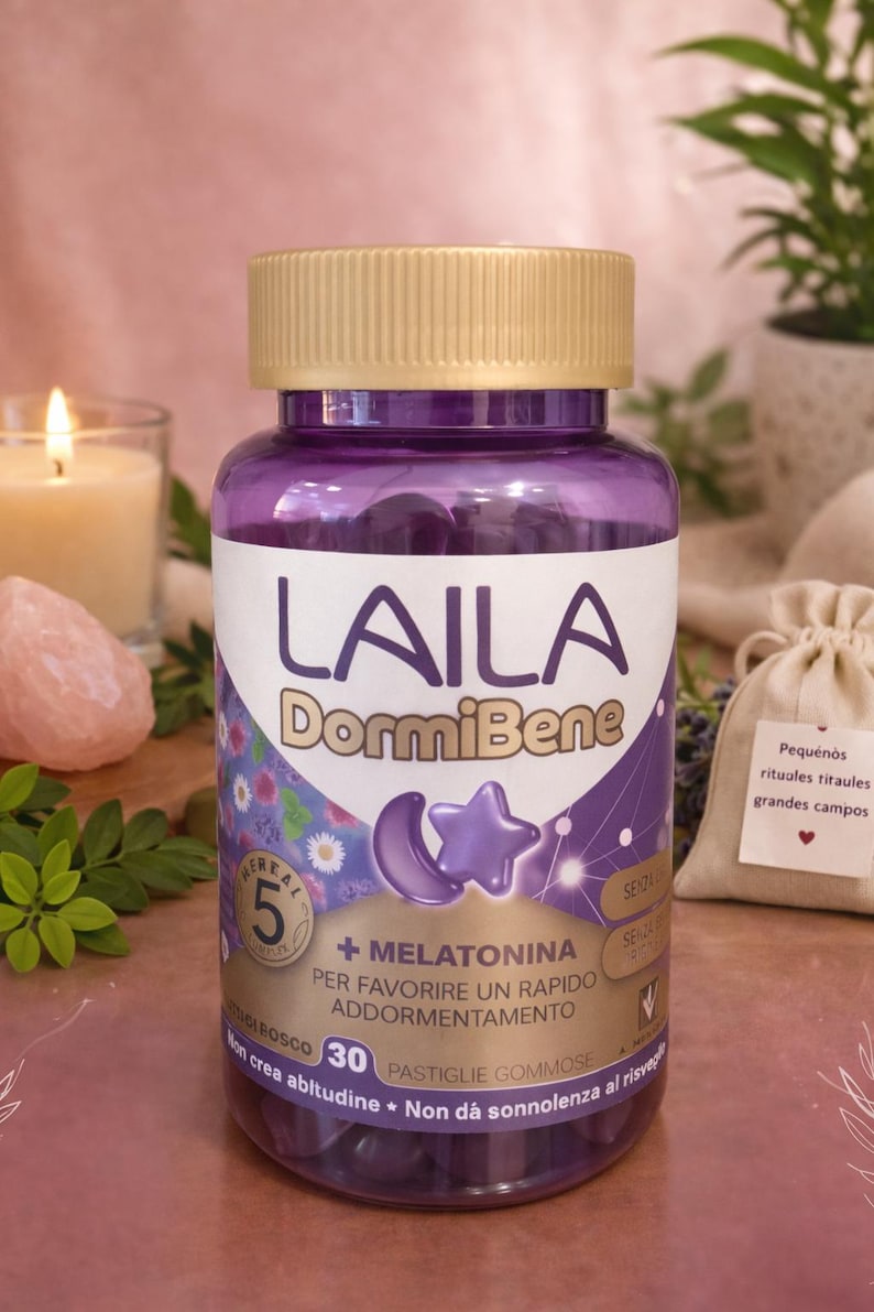 Pode incluir: Uma garrafa roxa de gomas LAILA DormiBene com tampa dourada. O r&oacute;tulo apresenta texto e gr&aacute;ficos, incluindo uma lua e uma estrela. A garrafa cont&eacute;m 30 gomas com melatonina para promover o sono.