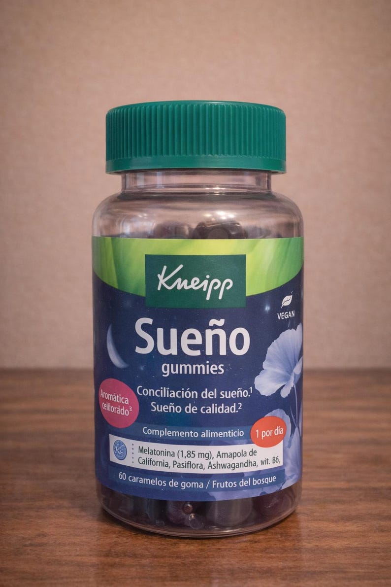 Puede incluir: Una botella de pl&aacute;stico transparente de gomitas Kneipp Sueno con tapa verde. La etiqueta es azul y blanca, con texto en espa&ntilde;ol. La botella contiene 60 gomitas y es un producto vegano.