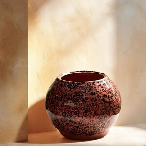 Può includere: Una tazza di ceramica bianca con manico nero e la scritta "But First, Coffee" in nero, in grassetto. La tazza è su una superficie bianca.