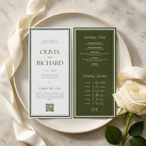 Könnte beinhalten: Zwei rechteckige Hochzeitskarten mit dunkelgrünen Rändern. Die linke Karte ist weiß mit schwarzem Text, der Olivia und Richard, 11.03.20XX, sowie einen QR-Code zeigt. Die rechte Karte ist dunkelgrün mit weißem Text zur Hochzeitsgesellschaft.