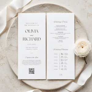 Könnte beinhalten: Eine zweiseitige weiße Hochzeitskarten-Programmübersicht mit schwarzem Text und einem QR-Code. Die Vorderseite zeigt die Namen Olivia und Richard, das Datum 11.03.20XX und den Ort. Die Rückseite listet die Hochzeitsgesellschaft und einen Zeitplan.