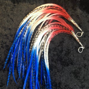 Orecchini con piume sfumate rosse, bianche e blu
