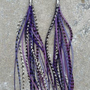 Pendientes de plumas moradas