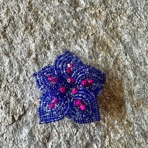 Flor para el cabello con cuentas medianas en tonos fríos