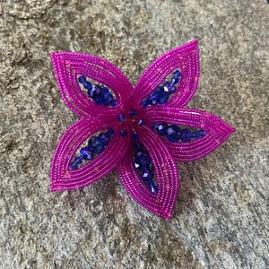 Flor para el cabello con cuentas extragrande en tonos cálidos