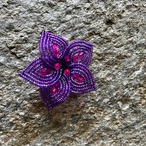 Flor para el cabello con cuentas medianas en tonos cálidos