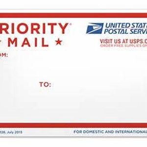 Puede incluir: Una etiqueta blanca de Priority Mail del Servicio Postal de los Estados Unidos. La etiqueta tiene acentos rojos y azules y el texto "PRIORITY * MAIL *" en la parte superior. La etiqueta también incluye el texto "FROM:" y "TO:" para rellenar las direcciones.