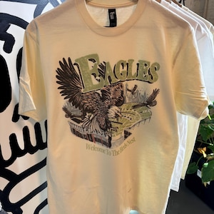 T-shirt met 'Welcome to the Bird Nest'-afbeelding Eagles | vintage illustratie adelaar en stadion, retro sportstijl Philadelphia