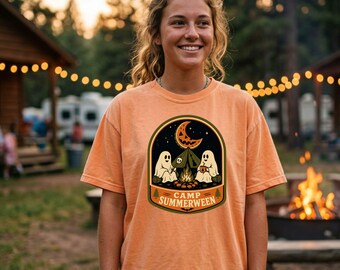 Immagine PNG di un fantasma di Camp Summerween, design retrò spettrale per maglietta con distintivo da campeggio estivo e falò.