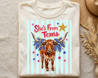 Ella es de Texas PNG, diseño de sublimación de vaca de las Tierras Altas y vaquera costera, camiseta del oeste sureño digital