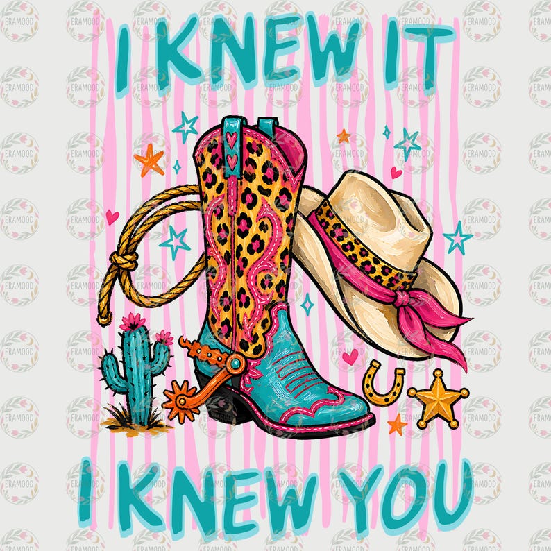 Puede incluir: Una ilustraci&oacute;n gr&aacute;fica que muestra una bota de vaquero con estampado de leopardo y base turquesa, un sombrero de vaquero beige con banda de leopardo y pa&ntilde;uelo rosa, un lazo, un cactus, una herradura y una estrella dorada. El texto dice I KNEW IT I KNEW YOU.