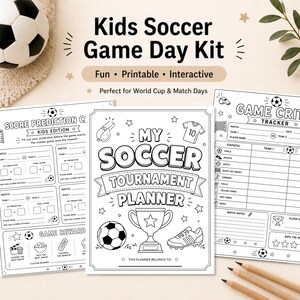 Puede incluir: Un kit de juego de día de partido de fútbol para niños con páginas imprimibles e interactivas. El kit incluye una tabla de predicción de puntuación, un planificador de torneos y un rastreador de críticos de juegos. El planificador presenta ilustraciones de balón de fútbol, trofeo y bota de fútbol.