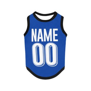 Op de afbeelding: Een blauw huisdierjersey met zwarte afwerking. De jersey heeft het woord "NAME" in witte blokletters boven het nummer "00". De jersey is mouwloos en heeft een ronde halslijn.