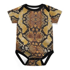 Peut inclure: Un body pour bébé avec un motif peau de serpent dans les tons marron, beige et noir. Le body à manches courtes a une bordure noire autour de l'encolure, des manches et des ouvertures de jambes. Le body est conçu avec une fermeture à boutons-pression.