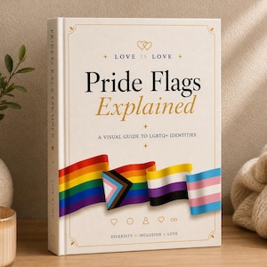 Peut inclure: Un livre à couverture rigide intitulé "Pride Flags Explained" avec une couverture crème et des lettres dorées. La couverture présente divers drapeaux de la fierté. Le livre est posé sur une surface en bois avec une bougie allumée et un vase de verdure.