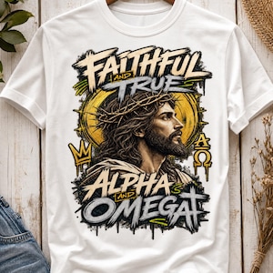 Pode incluir: Uma t-shirt branca com uma estampa gráfica de uma figura barbuda usando uma coroa de espinhos. O texto "FAITHFUL AND TRUE" e "ALPHA AND OMEGA" está em uma fonte estilizada, acompanhado por uma coroa dourada, uma cruz e as letras gregas Alfa e Ômega.