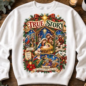 Pode incluir: Uma camisola branca de manga comprida com um gráfico colorido da natividade de Natal. O texto diz TRUE STORY, FAITH HOPE LOVE, JOURNEY TO BETHLEHEM, THE SHEPHERDS, THE WISE MEN e THE GREATEST STORY EVER TOLD, rodeado por pinheiro e azevinho.