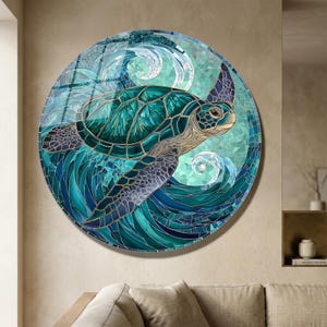 Puede incluir: Arte mural redondo que representa una tortuga marina en olas del océano. La obra de arte de estilo mosaico utiliza tonos turquesa, azul y verde. La tortuga está intrincadamente diseñada y las olas tienen un patrón arremolinado. El arte es circular.