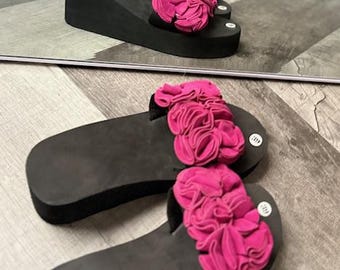 Sandálias de plataforma femininas pretas e rosa com estampa de rosas, tamanho 8.