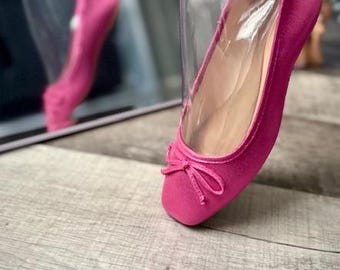 Damskor med rosa fluga och slip-on-motiv, storlek US8.5