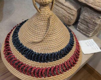 Kapelusz Basotho z Lesotho w Afryce. Niewielkie uszkodzenie na czubku kapelusza. Wysokość kapelusza: 30 cm, szerokość: 38 cm.