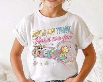 Camiseta "Agárrate fuerte, ¡aquí vamos!", Camiseta de la montaña rusa Slinky Dog Dash, Camiseta con personajes de Disney Pixar, Camiseta familiar retro de Hollywood Studios