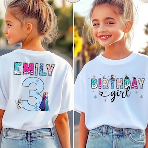 K&ouml;nnte beinhalten: Wei&szlig;es T-Shirt mit einem farbenfrohen "Birthday Girl"-Aufdruck und einer "3" mit dem Namen "Emily" auf dem R&uuml;cken. Das Design enth&auml;lt Figuren aus einem beliebten Animationsfilm. Das T-Shirt wird von einem jungen M&auml;dchen getragen.