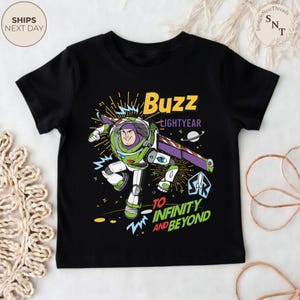 Puede incluir: Camiseta negra con un gr&aacute;fico de Buzz Lightyear. El dise&ntilde;o incluye el texto "Buzz Lightyear" y "To Infinity and Beyond" con una imagen de dibujos animados del personaje en su traje espacial. Ropa para ni&ntilde;os.