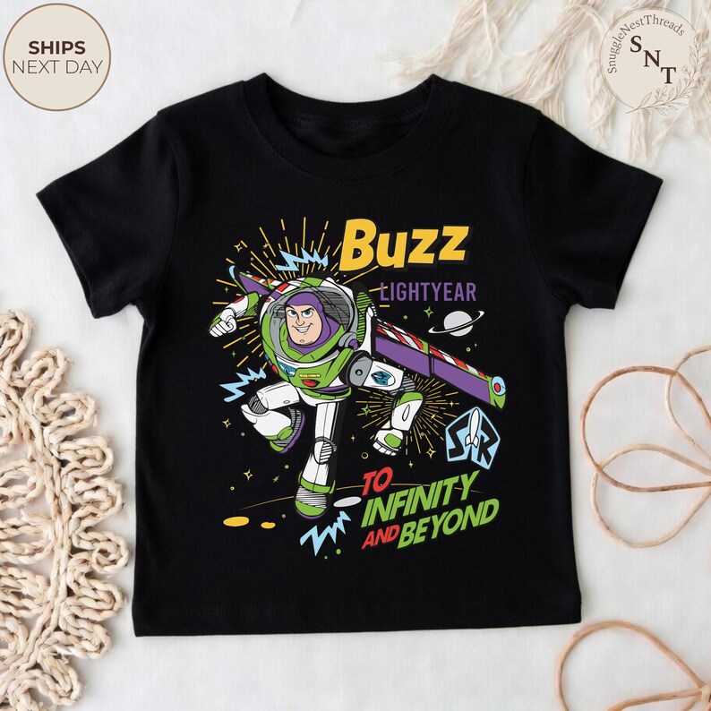 Puede incluir: Camiseta negra con un gr&aacute;fico de Buzz Lightyear. El dise&ntilde;o incluye el texto "Buzz Lightyear" y "To Infinity and Beyond" con una imagen de dibujos animados del personaje en su traje espacial. Ropa para ni&ntilde;os.
