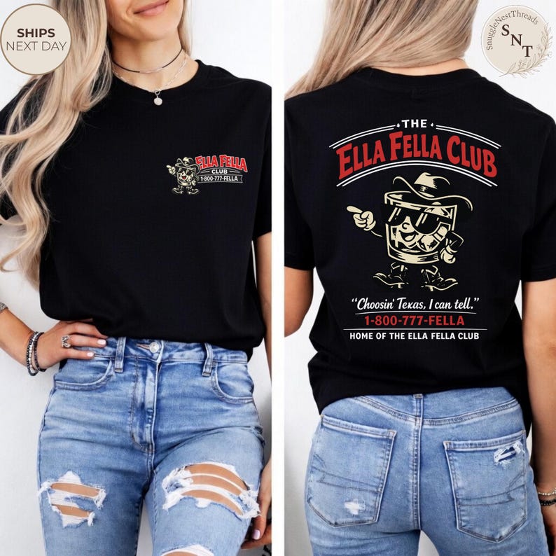 Puede incluir: Camiseta negra con un dibujo animado de un vaso de whisky con sombrero de vaquero. La parte delantera de la camiseta tiene el texto "ELLA FELLA CLUB" y una imagen de dibujos animados. La parte trasera de la camiseta tiene el texto "THE ELLA FELLA CLUB".