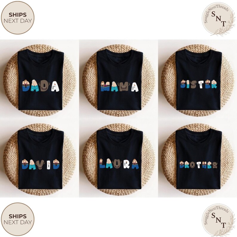 K&ouml;nnte beinhalten: Sechs schwarze T-Shirts mit verschiedenen Namen in bunten Buchstaben bedruckt: DADA, MAMA, SISTER, DAVID, LAURA und BROTHER. Jedes Shirt wird auf einer runden, gewebten Unterlage pr&auml;sentiert.
