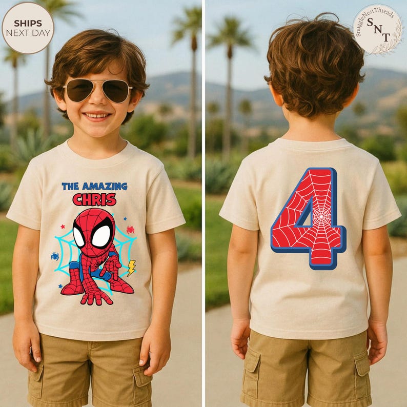 Puede incluir: Una camiseta beige con un dise&ntilde;o de Spider-Man en la parte delantera y un gran n&uacute;mero 4 en la parte trasera. El dise&ntilde;o frontal incluye el texto "THE AMAZING CHRIS" encima de la ilustraci&oacute;n de Spider-Man. La camiseta se combina con pantalones cortos color caqui.