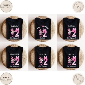 Puede incluir: Camisetas negras con gr&aacute;ficos de Minnie Mouse rosas y el n&uacute;mero 2. El texto incluye "Daddy", "Mommy", "Grandma", "Sister", "Uncle" y "Oh, Twoodles!" con un nombre. Las camisetas se muestran sobre esteras tejidas.