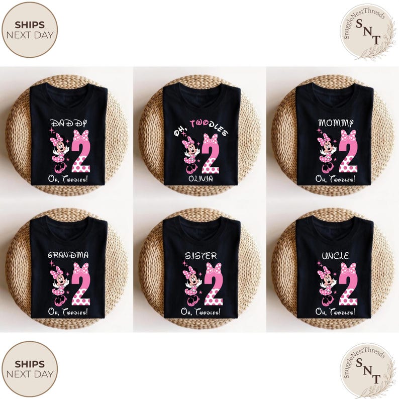 Puede incluir: Camisetas negras con gr&aacute;ficos de Minnie Mouse rosas y el n&uacute;mero 2. El texto incluye "Daddy", "Mommy", "Grandma", "Sister", "Uncle" y "Oh, Twoodles!" con un nombre. Las camisetas se muestran sobre esteras tejidas.