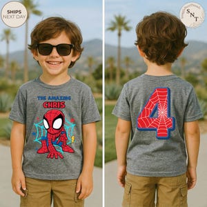 Puede incluir: Una camiseta gris con un dise&ntilde;o de Spider-Man y el texto "THE AMAZING CHRIS" en la parte delantera. La parte trasera de la camiseta muestra un n&uacute;mero 4 rojo con un dise&ntilde;o de telara&ntilde;a. El ni&ntilde;o lleva gafas de sol y pantalones cortos color caqui.