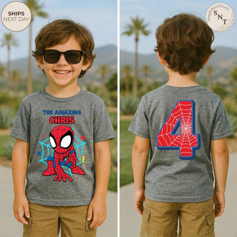 Puede incluir: Una camiseta gris con un dise&ntilde;o de Spider-Man y el texto "THE AMAZING CHRIS" en la parte delantera. La parte trasera de la camiseta muestra un n&uacute;mero 4 rojo con un dise&ntilde;o de telara&ntilde;a. El ni&ntilde;o lleva gafas de sol y pantalones cortos color caqui.