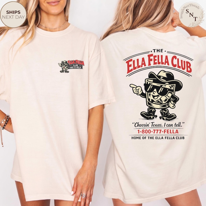 Puede incluir: Camiseta color crema con un gr&aacute;fico de un vaso de whisky de dibujos animados con sombrero de vaquero y gafas de sol. El texto "The Ella Fella Club" est&aacute; encima del gr&aacute;fico, con la frase "Choosin' Texas, I can tell." y un n&uacute;mero de tel&eacute;fono.