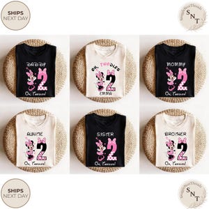 Puede incluir: Seis camisetas infantiles con gr&aacute;ficos de Minnie Mouse. Las camisetas son de color negro y crema, cada una con un n&uacute;mero 2 rosa y textos como "Daddy", "Mommy", "Sister" y "Brother". Las camisetas se muestran sobre esteras tejidas.