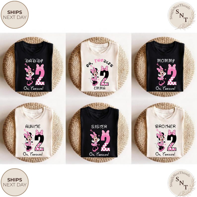 Puede incluir: Seis camisetas infantiles con gr&aacute;ficos de Minnie Mouse. Las camisetas son de color negro y crema, cada una con un n&uacute;mero 2 rosa y textos como "Daddy", "Mommy", "Sister" y "Brother". Las camisetas se muestran sobre esteras tejidas.