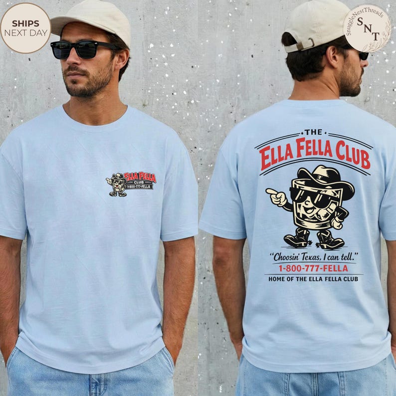 Puede incluir: Camisetas de color azul claro con un dise&ntilde;o de un vaso de whisky con sombrero de vaquero y gafas de sol. El texto en la parte posterior dice "The Ella Fella Club" y "Choosin' Texas, I can tell."