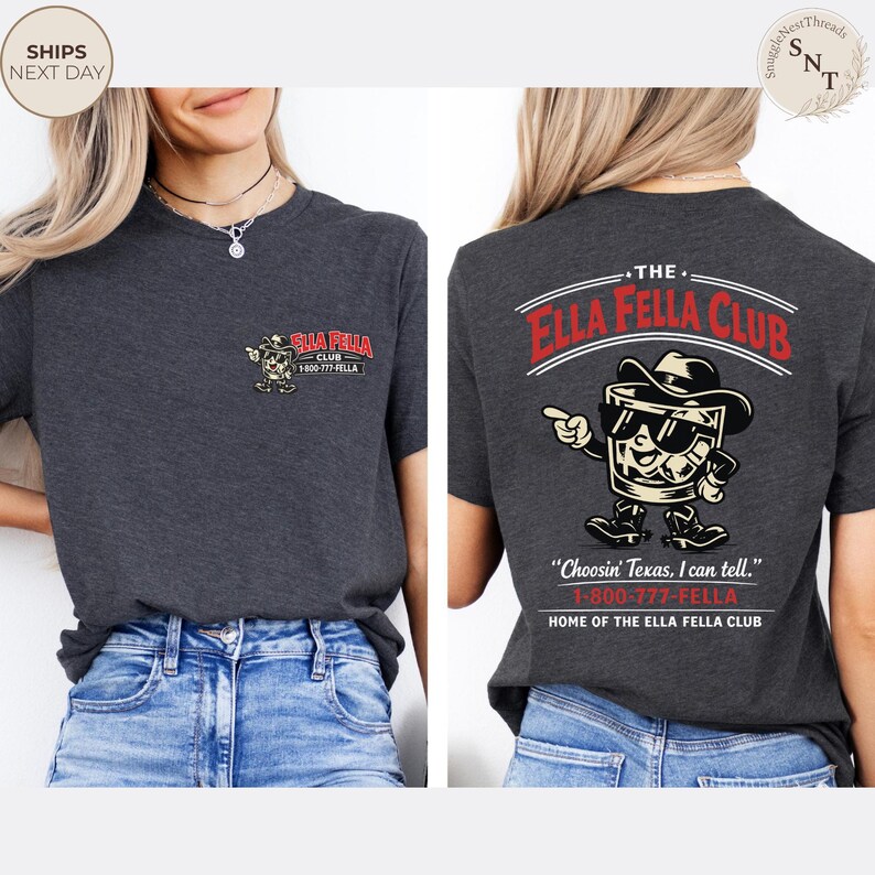 Puede incluir: Camiseta gris oscuro con el texto "ELLA FELLA CLUB" y una imagen de dibujos animados de un vaso de whisky con sombrero de vaquero y gafas de sol. La parte trasera de la camiseta tiene el mismo gr&aacute;fico y la frase "Choosin' Texas, I can tell."